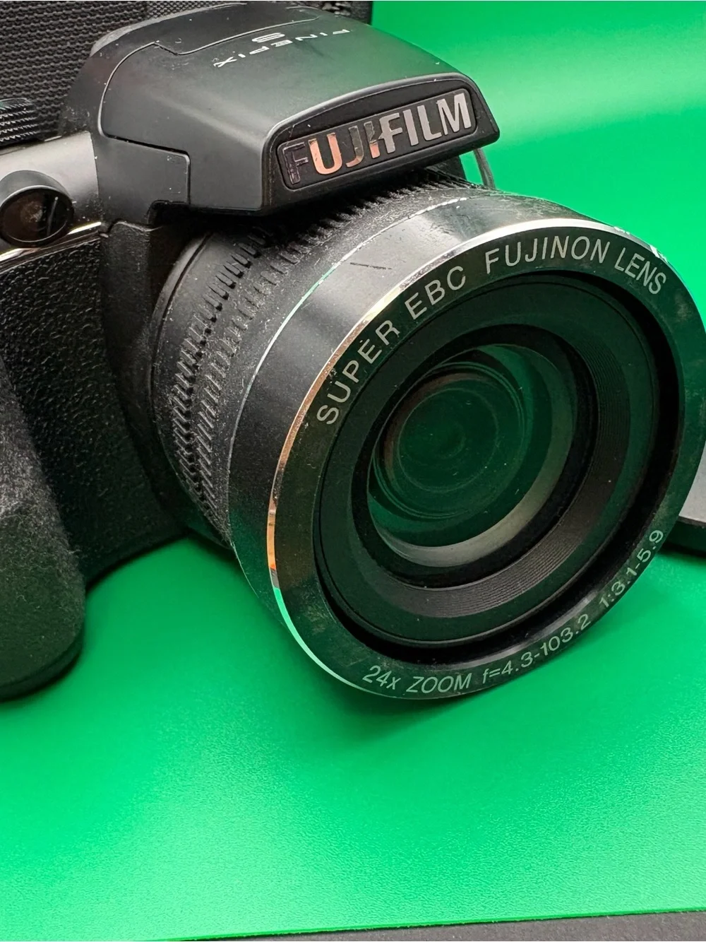Fujifilm Finepix Black Camera with Black Carrying Case & tripod